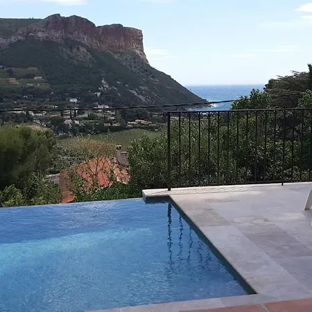 Piscine Vue Sur Le Cap Canaille *